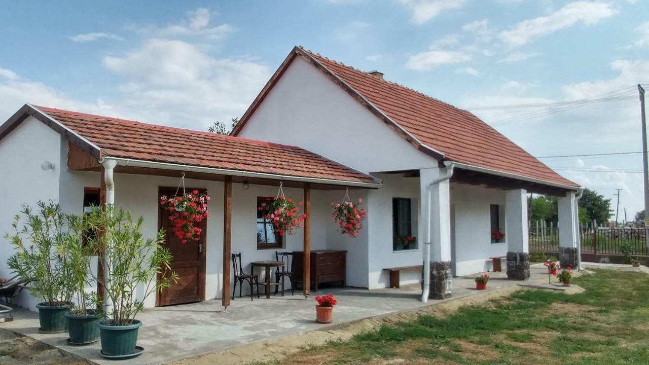 Oncsa Vendeghaz Hotel Gyongyos Exterior photo